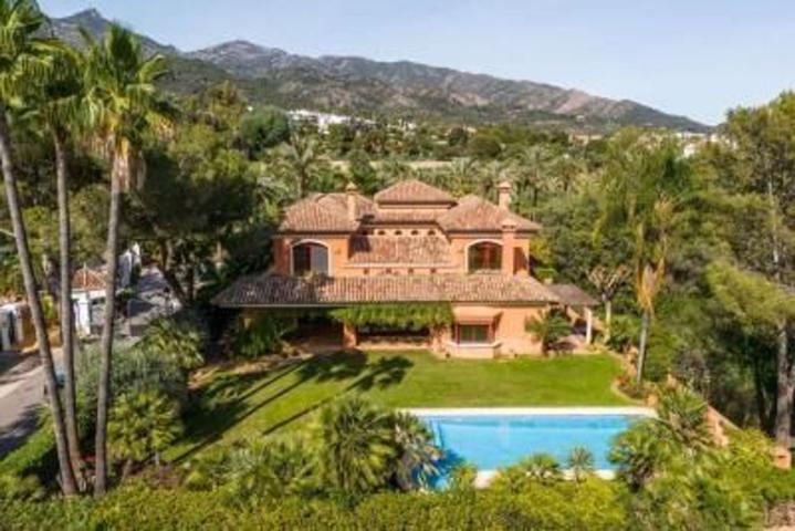 Encantadora villa de estilo andaluz en la milla de oro de Marbella photo 0