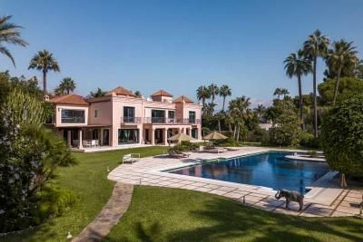 Villa de lujo con pista de tenis privada en Paraíso Barronal, Estepona photo 0