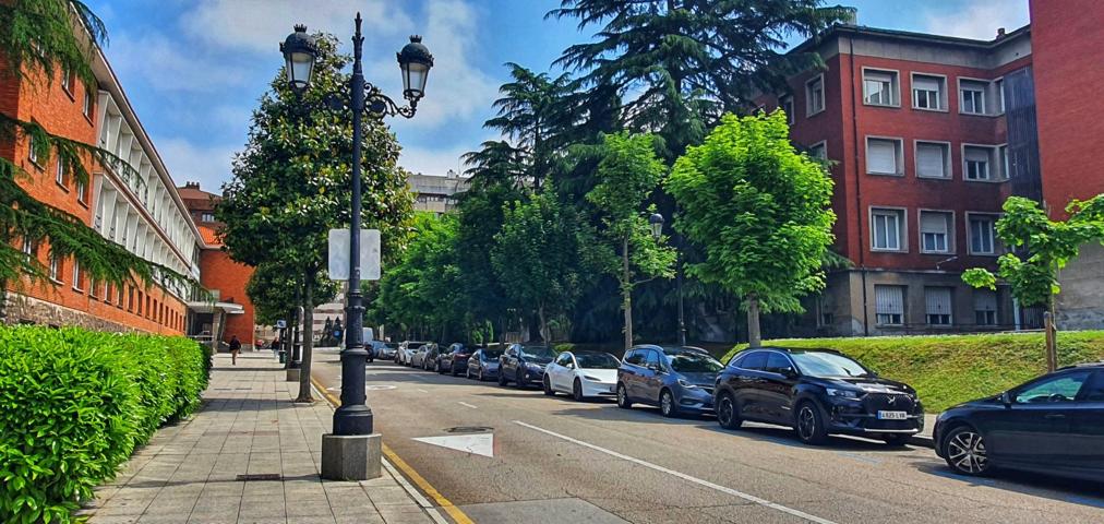 ¡Plaza de garaje para coche grande y moto en centro de Oviedo! photo 0