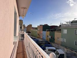 Vivienda de tres plantas con garaje y vistas al mar en Tazacorte photo 0