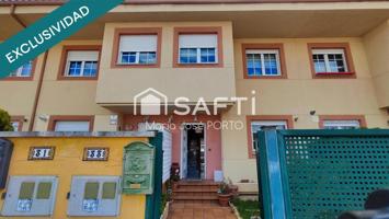 Espacio, luz y tranquilidad a un paso de todo. Tu chalet ideal en Residencial Bellavista, con jardín, garaje y excelente conexión con hospitales y universidad. Calidad de vida en una de las mejores zonas de León. photo 0