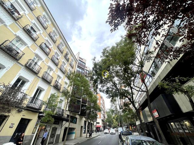 Piso en venta en calle de Ventura Rodríguez photo 0