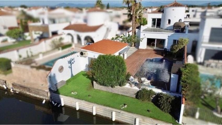Villa con amarre, sol y estilo en Empuriabrava photo 0