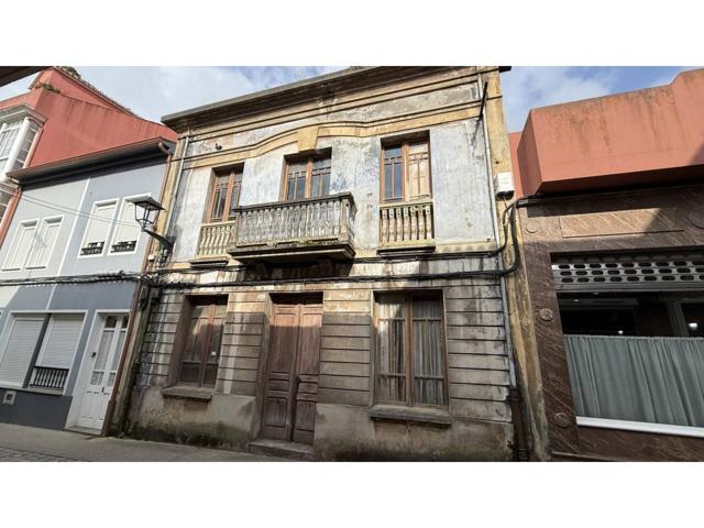 Gran casa con patio en el casco histórico de Cariño – para reformar con gran potencial photo 0