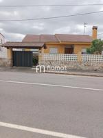 Casa en venta en Vilaturiel, León photo 0