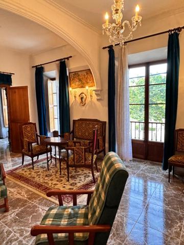 Espectacular vivienda de 1930 a la venta, en plena plaza de Binissalem photo 0