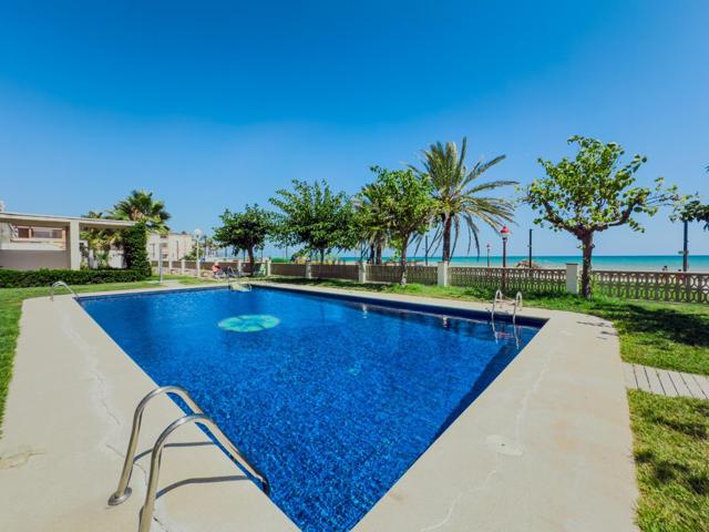 Planta baja con terraza y piscina en primera línea de mar photo 0