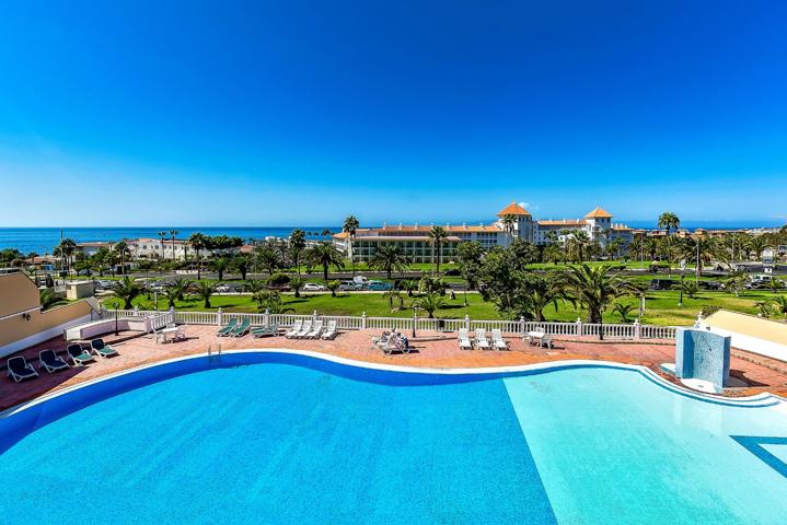 Exclusivo adosado en primera línea de mar en Playa del Duque photo 0