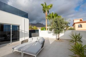 Villa de Lujo en Adeje: Elegancia y Confort en un Entorno Exclusivo photo 0