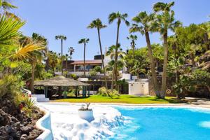 Exclusiva villa en primera línea del mar en Golf del Sur photo 0
