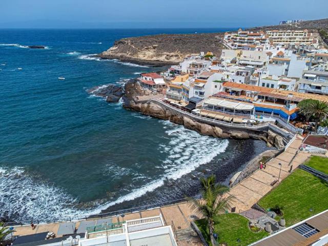 Casa pareada en La Caleta a pocos metros del mar photo 0