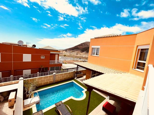 Villa en venta en Los Cristianos photo 0