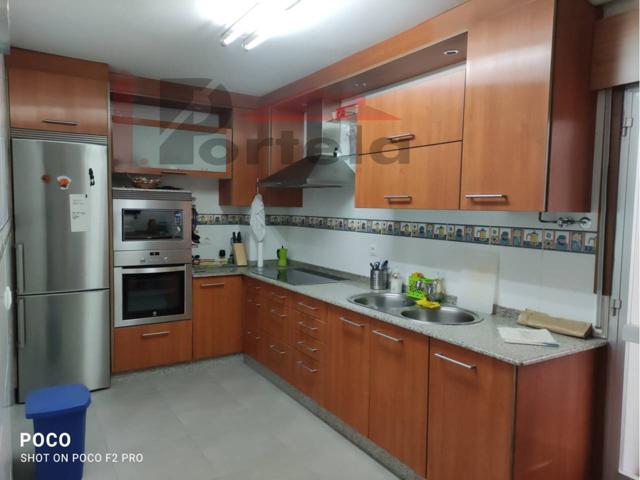 Piso amplio de 4 dormitorios en el centro de Marín photo 0