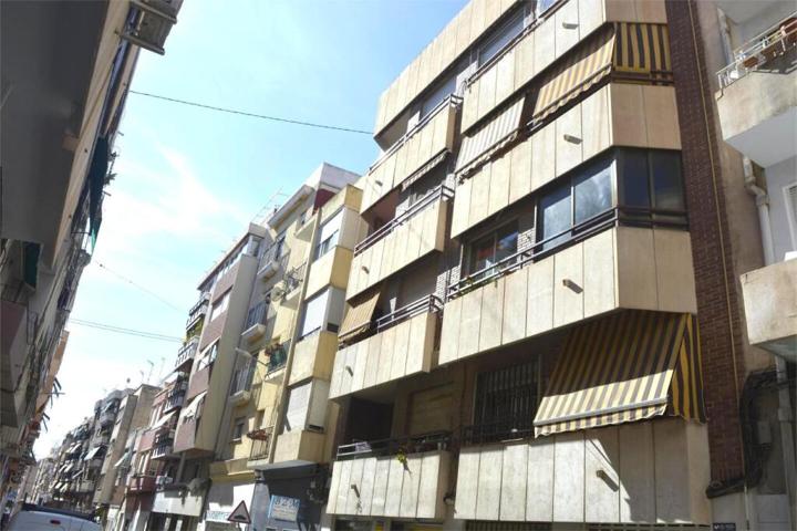 Venta de piso en Alicante, de 102m2 con 4 dormitorios y 2 baños con plaza de garaje y trastero photo 0