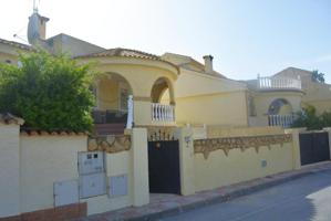 Venta de villa en Gran alacant, de 135m2 con 2 dormitorios y 2 baños con plaza de garaje photo 0
