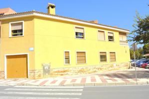 Venta de casa en El campello, de 200m2 con 4 dormitorios y 2 baños con plaza de garaje photo 0