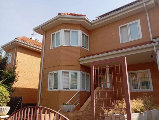 Unifamiliar Pareada En venta en Villaviciosa de Odón photo 0