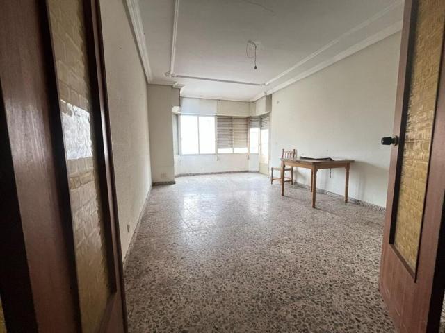 ¡Oportunidad Única! Amplio piso de tres habitaciones. photo 0