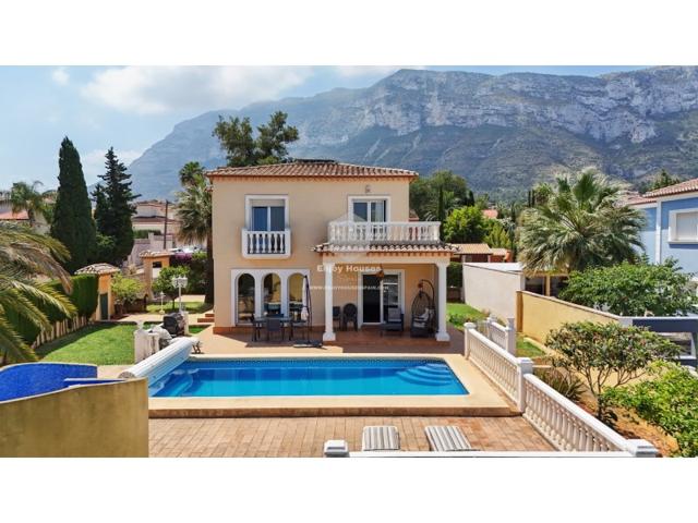 Villa En venta en Dénia photo 0