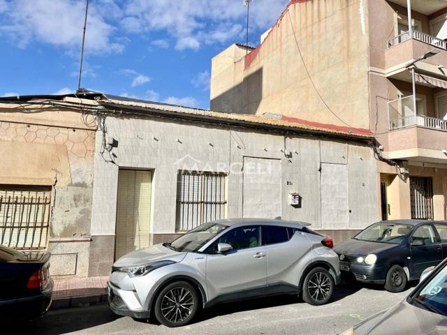 ***OPORTUNIDAD ÚNICA PARA PROMOTORES: PARCELA EDIFICABLE EN PLENO CENTRO DE TORREVIEJA CON POSIBILIDAD DE CONSTRUIR HAST photo 0