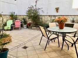 CASA CON PATIO Y COCHERA. photo 0