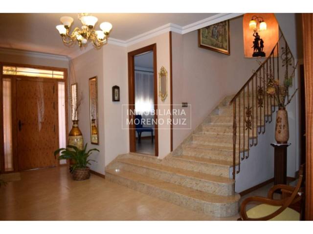 ESPECTACULAR CASA CON GRAN PATIO Y COCHERA. photo 0