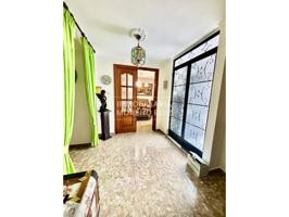 CASA BIEN DISTRIBUIDA Y POSIBILIDAD DE COCHERA. photo 0