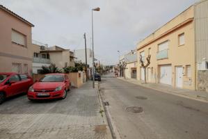 EN VENTA CASA ADOSADA EN VILANOVA I LA GELTRÚ photo 0