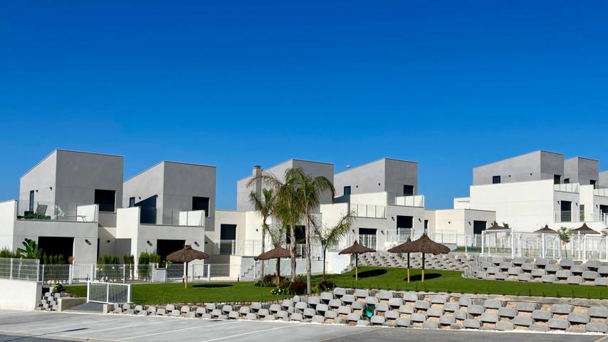 Preciosa casa adosada bien diseñada, en campo de golf, cerca de Murcia y las playas. photo 0