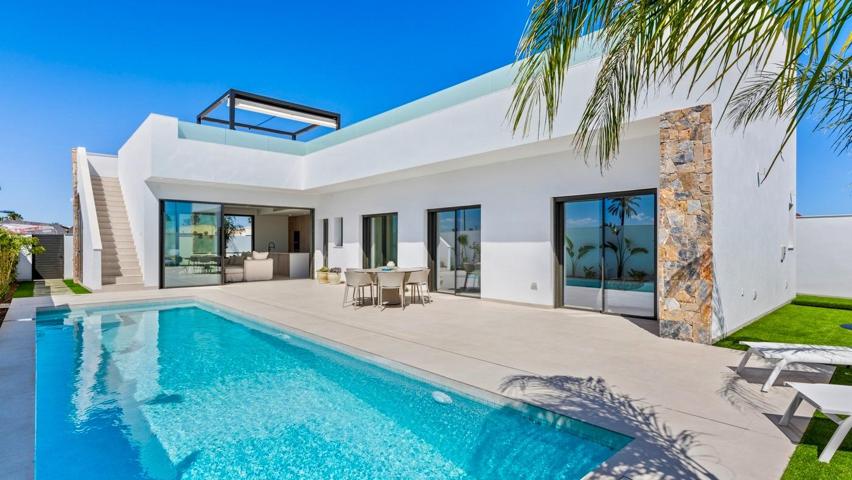 Chalet con su propia gran piscina y solárium de 121 m2 a poca distancia del campo de golf, la playa y el pueblo. photo 0