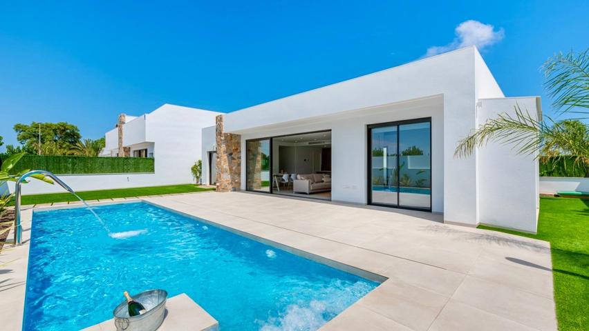 Chalet con su propia gran piscina y solárium de 121 m2 a poca distancia del campo de golf, la playa y el pueblo. photo 0