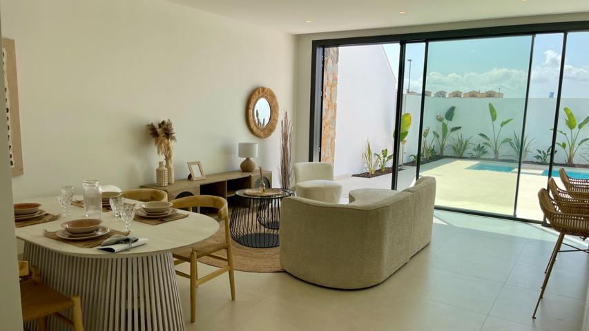 Chalet con su propia piscina y solárium de m2 a poca distancia del campo de golf, la playa y el pueblo. photo 0