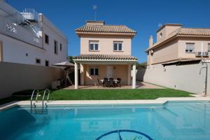 Excelente oportunidad, Chalet independiente en primera línea de playa en Chipiona photo 0