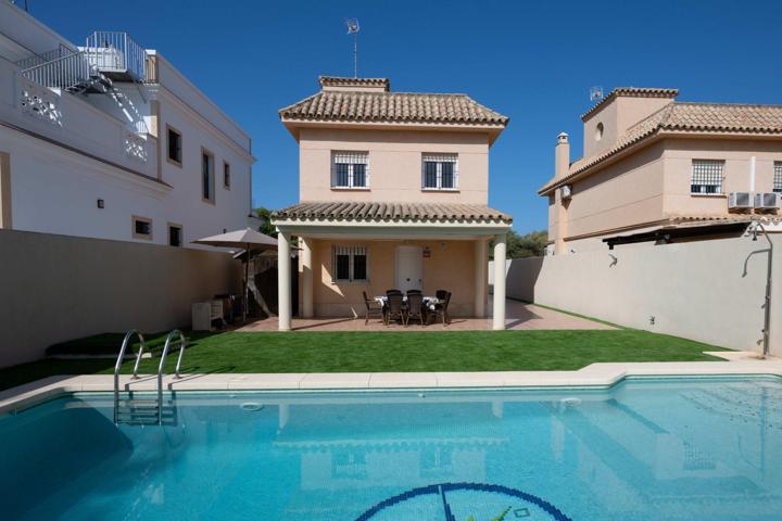 Excelente oportunidad, Chalet independiente en primera línea de playa en Chipiona photo 0