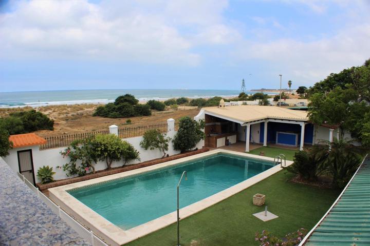 UNICO Y EXCLUSIVO CHALET EN PRIMERISIMA LINEA DE PLAYA DE LA BARROSA photo 0