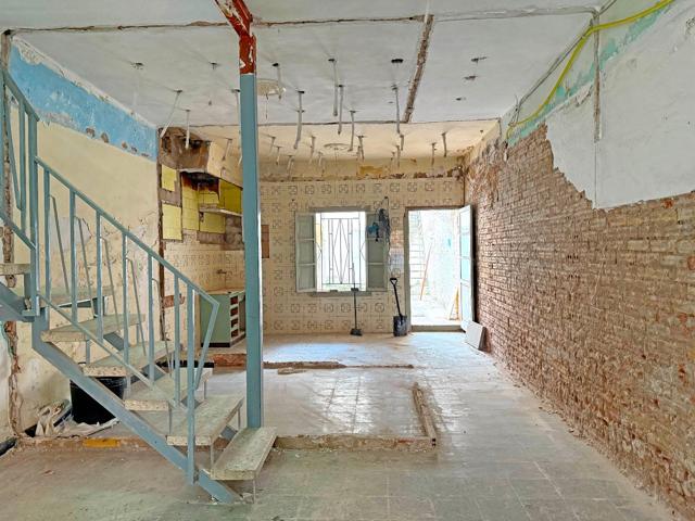 Casa para reformar en Vila-real con estructura sólida y cochera photo 0