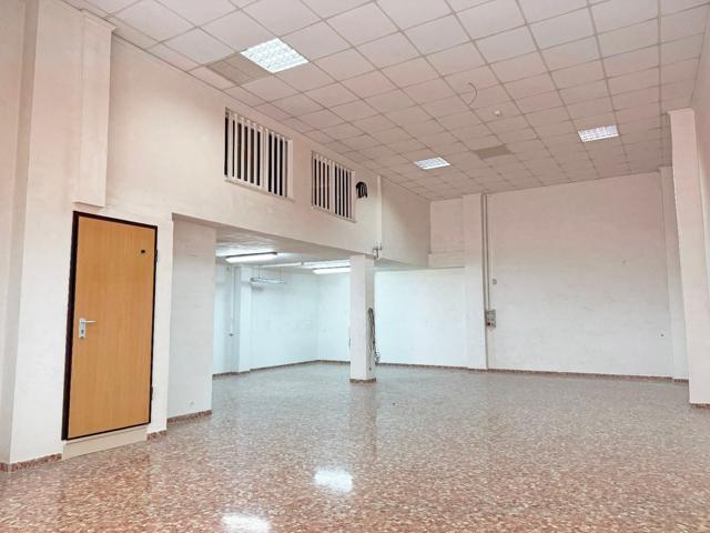 Local en alquiler en Vila-real con dos plantas y doble acceso photo 0