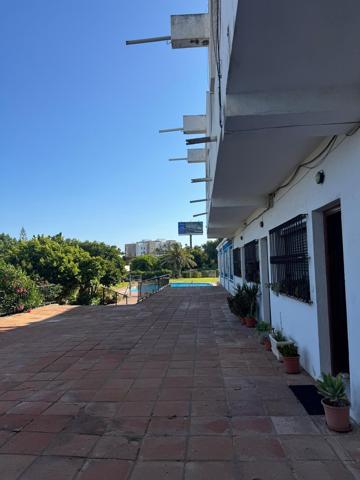Local En venta en Estepona photo 0