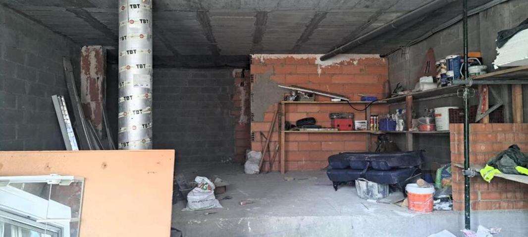 Local a la venta en zona de Los Deportes (Monzón). photo 0