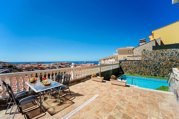 ¡Elegante villa con vistas al mar! 4 dormitorios y amplias zonas exteriores en Loma II Arguineguín photo 0