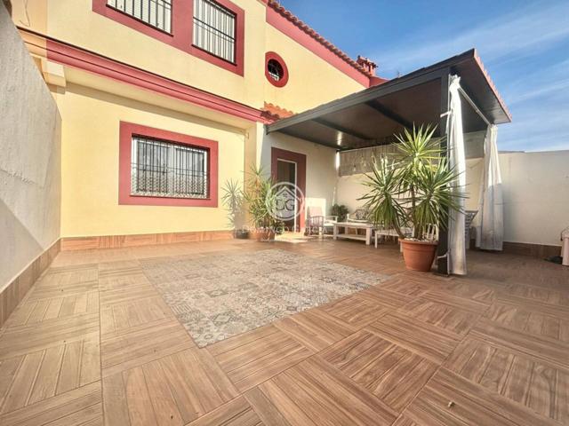 FANTASTICA CASA ADOSADA EN CARRION DE LOS CESPEDES CON MAS DE 60 m2 DE PATIO. photo 0