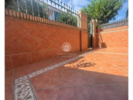 CASA ADOSADA EN VISTAZUL DE 4 HABITACIONES Y DOS PATIOS DE APROX 30 M2 EN TOTAL photo 0