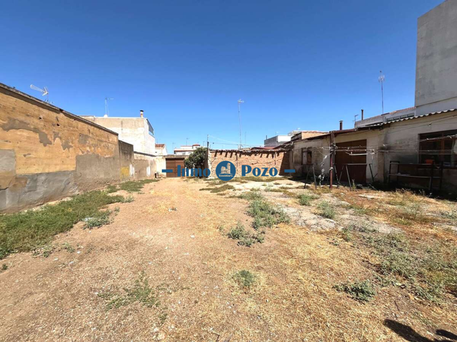 🏡 ¡OPORTUNIDAD ÚNICA EN PLENA CIUDAD! TERRENO URBANO DE 1300 m² CON CASA INCLUIDA – 180.000 € photo 0