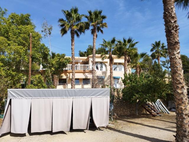 Gran finca de 8 mil m2 con tres viviendas independientes en buen estado. photo 0