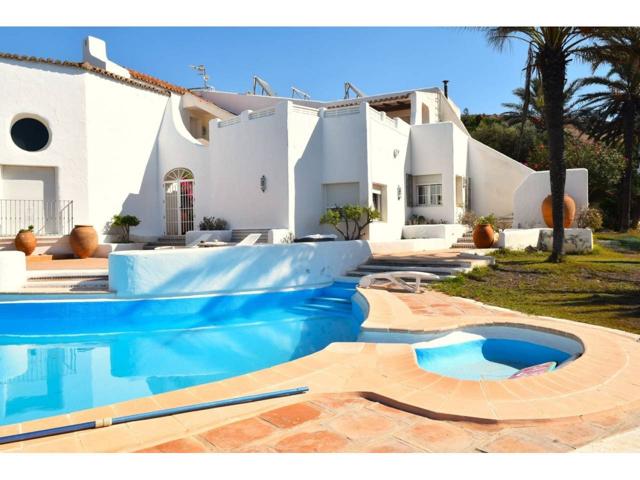 Chalet en venta en pleno corazon del Campo de golf en Almerimar con magnificas vistas y piscina privada. photo 0