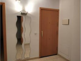 Piso en perfecto estado, con cuatro habitaciones y dos baños completos. photo 0