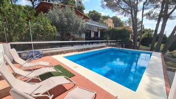 Chalet independiente con piscina y 2339 m2 de parcela en urbanización de Calicanto. photo 0