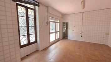 Se alquila local comercial diáfano de 46 m² junto a la Plaza del Pueblo y la Calle Mayor de Paterna. Espacio abierto, aseo propio y ubicación muy céntrica, ideal para oficina, tienda o despacho. photo 0