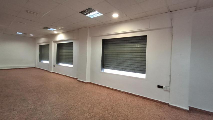 Bajo comercial en esquina con máxima visibilidad gracias a sus 3 amplios escaparates y su condición de todo exterior. photo 0
