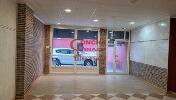 Local comercial en venta de 213 m² en Paterna (Centro–Alborgí), 2 accesos y gran escaparate. photo 0